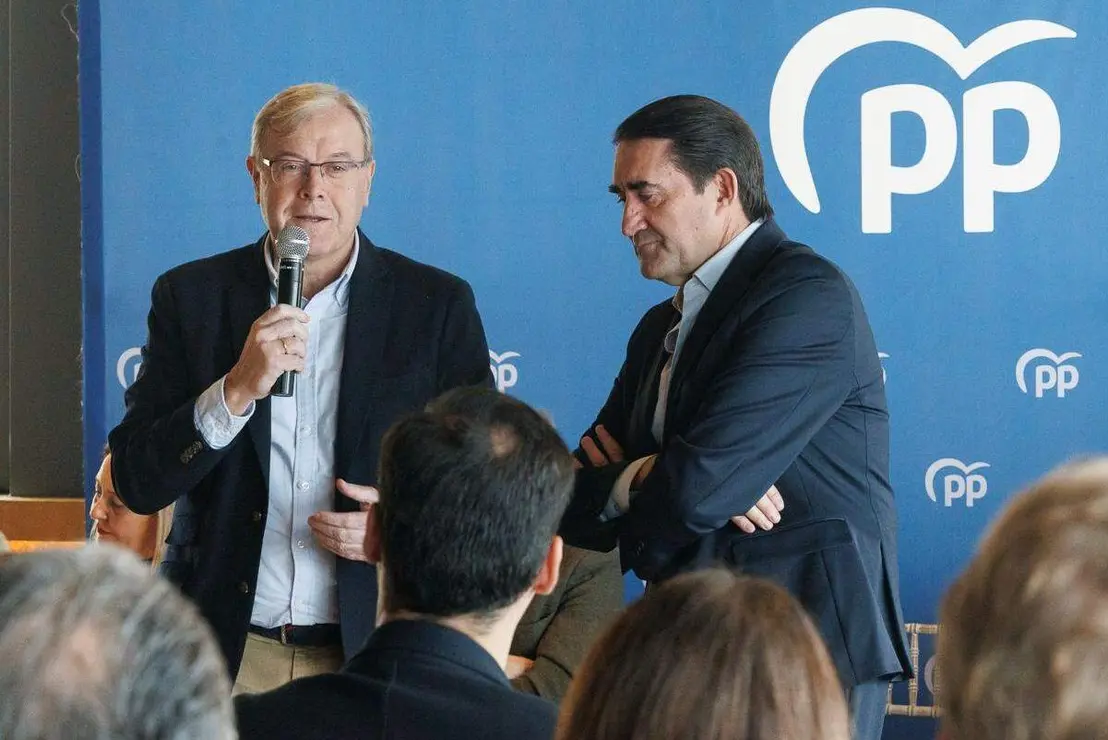 El presidente del Partido Popular de Le&oacute;n, Juan Carlos Su&aacute;rez-Qui&ntilde;ones, y el senador Antonio Silv&aacute;n intervienen en la Comida de Navidad del PP de Le&oacute;n. Foto: Peio Garc&iacute;a
