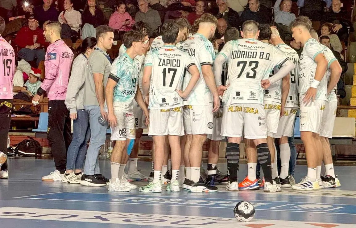 El Ademar acelera tras el descanso y despide el a&ntilde;o con victoria ante Aranda. Los leoneses superan por 37-32 a un Villa de Aranda combativo y enlazan seis jornadas sin perder en la Liga Asobal.