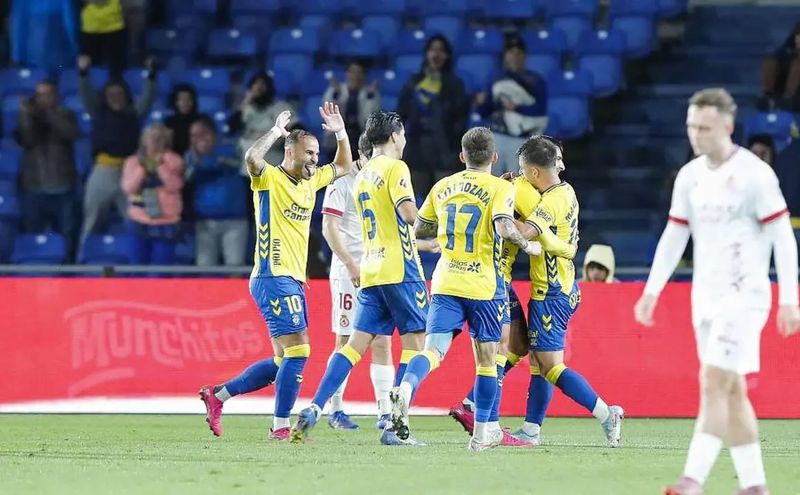La Cultural naufraga en Gran Canaria tras un inicio demoledor de Las Palmas.&nbsp;El conjunto leon&eacute;s encaja cuatro goles en una primera mitad desastrosa y mejora tras el descanso, pero sin opciones reales de remontada.