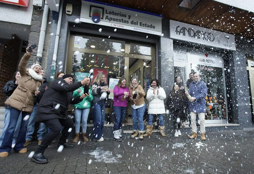 La administraci&oacute;n J. De Lama n&uacute;mero 2 de Villablino (Le&oacute;n), reparte cincuenta series del Gordo de Navidad. Foto: C&eacute;sar S&aacute;nchez