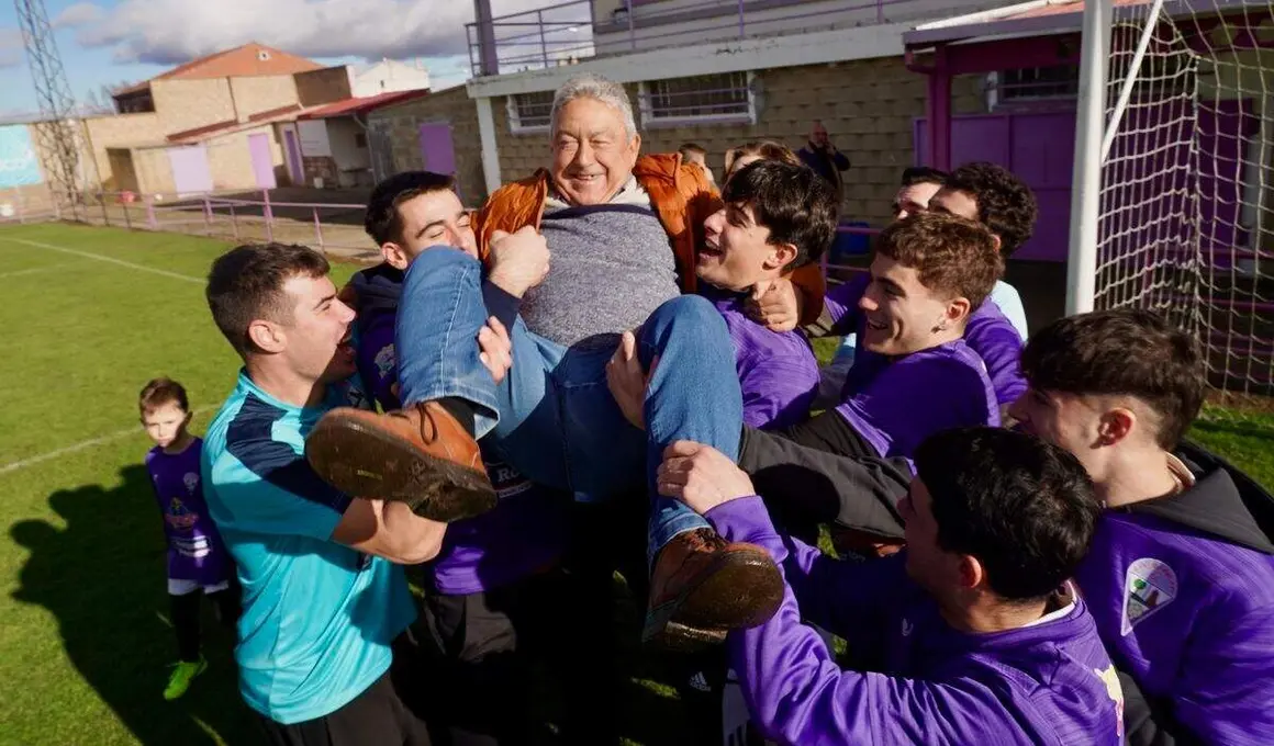 Los jugadores de La Ba&ntilde;eza mantean al responsable de llevar los d&eacute;cimos al club.