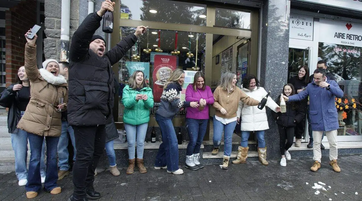 La administraci&oacute;n J. De Lama n&uacute;mero 2 de Villablino (Le&oacute;n), reparte cincuenta series del Gordo de Navt
