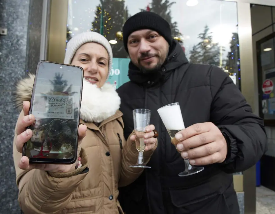 La administraci&oacute;n J. De Lama n&uacute;mero 2 de Villablino (Le&oacute;n), reparte cincuenta series del Gordo de Navidad. Foto: C&eacute;sar S&aacute;nchez