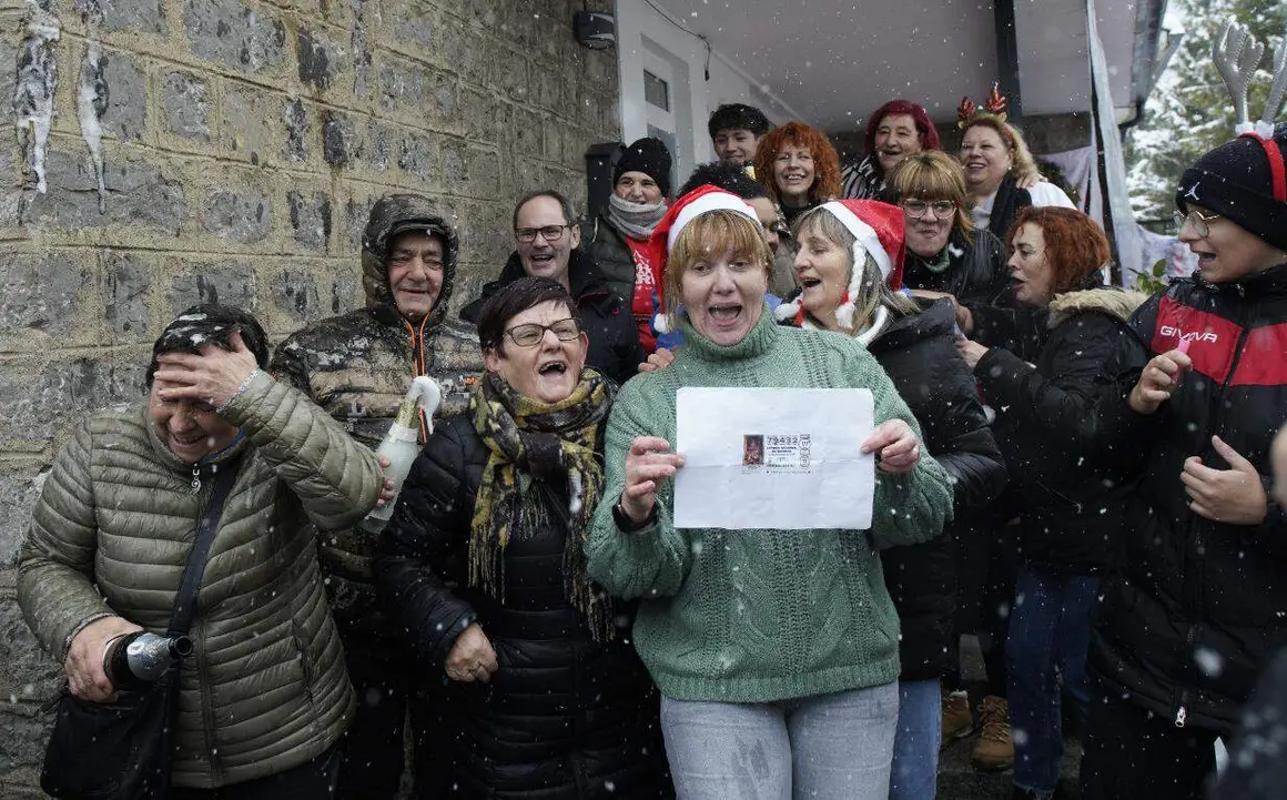 La Asociaci&oacute;n de Alzheimer del Valle de Laciana celebra este lunes, por todo lo alto, el premio &lsquo;Gordo&rsquo; del Sorteo Extraordinario de Loter&iacute;a de Navidad, que ha dejado 200 millones de euros en el Valle de Laciana, con el n&uacute;mero 79432, y del que este colectivo vendi&oacute; 45 de las 50 series vendidas en la comarca. Fotos: C&eacute;sar S&aacute;nchez