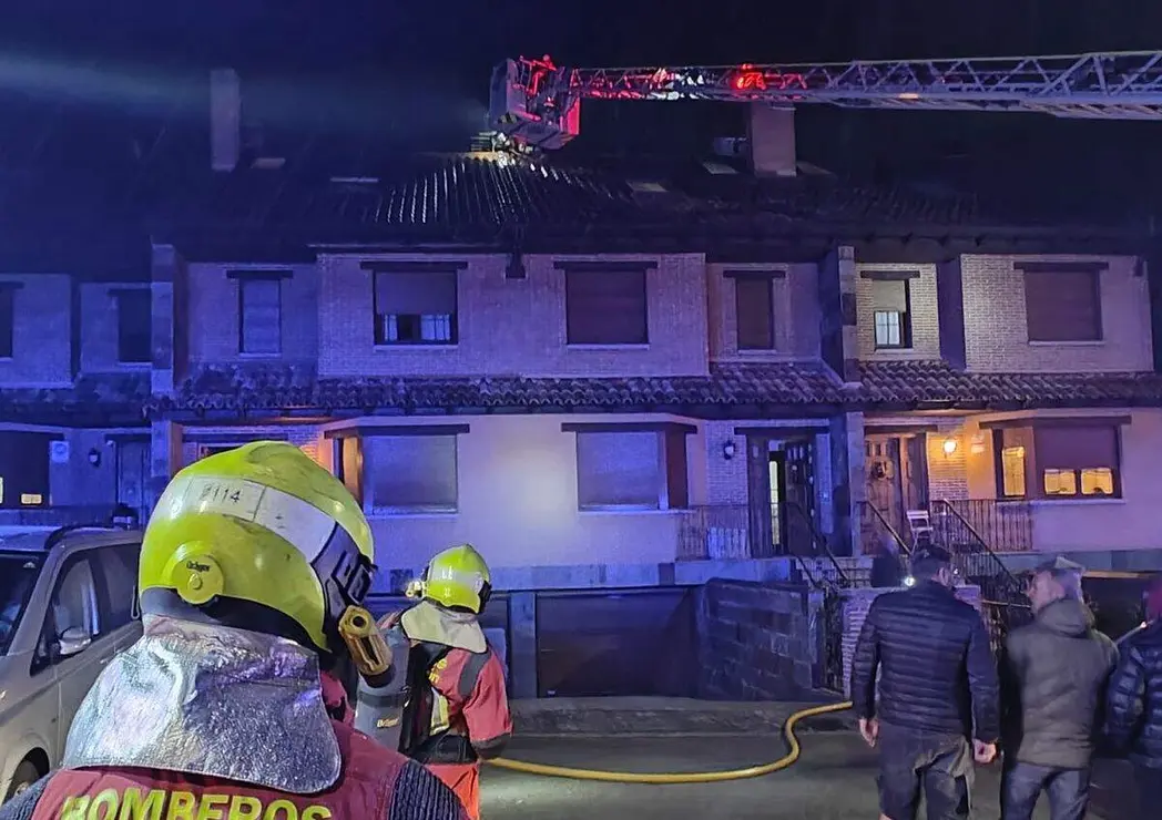 Un incendio de madrugada causa da&ntilde;os materiales en una vivienda de Carbajal de la Legua. Foto: Bomberos de Le&oacute;n.