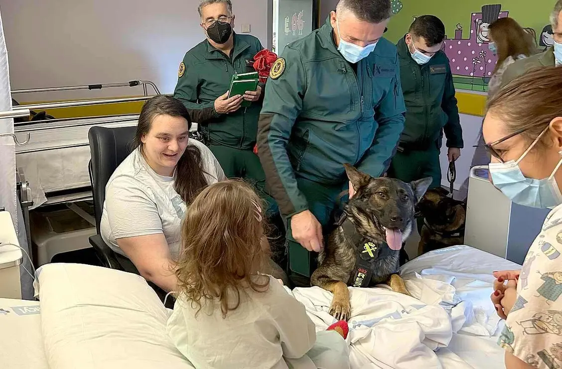 La Asociaci&oacute;n Espa&ntilde;ola Contra el C&aacute;ncer (AECC) en Le&oacute;n y la Guardia Civil protagonizaron este lunes una visita cargada de emoci&oacute;n en el Complejo Asistencial Universitario de Le&oacute;n (CAULE), donde compartieron una ma&ntilde;ana diferente con los ni&ntilde;os ingresados en el &aacute;rea de Pediatr&iacute;a, con el objetivo de ofrecerles compa&ntilde;&iacute;a, alegr&iacute;a y un mensaje de ilusi&oacute;n en plenas fechas navide&ntilde;as.