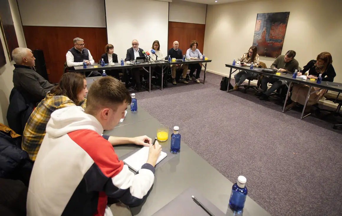 El portavoz del PSOE municipal de Ponferrada, Olegario Ram&oacute;n, junto a los ediles del grupo, durante el desayuno informativo para hacer balance del a&ntilde;o pol&iacute;tico