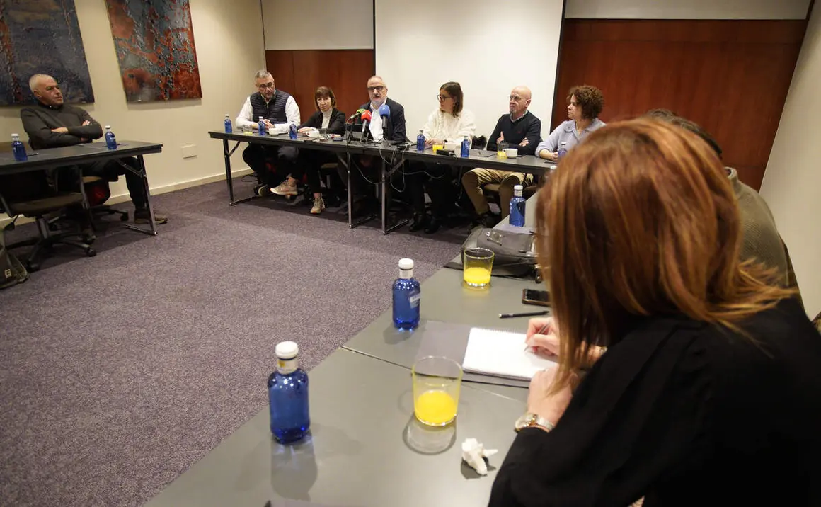 El portavoz del PSOE municipal de Ponferrada, Olegario Ram&oacute;n, junto a los ediles del grupo, durante el desayuno informativo para hacer balance del a&ntilde;o pol&iacute;tico
