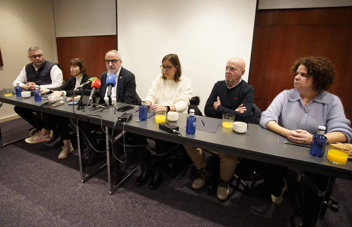 El portavoz del PSOE municipal de Ponferrada, Olegario Ram&oacute;n, junto a los ediles del grupo, durante el desayuno informativo para hacer balance del a&ntilde;o pol&iacute;tico