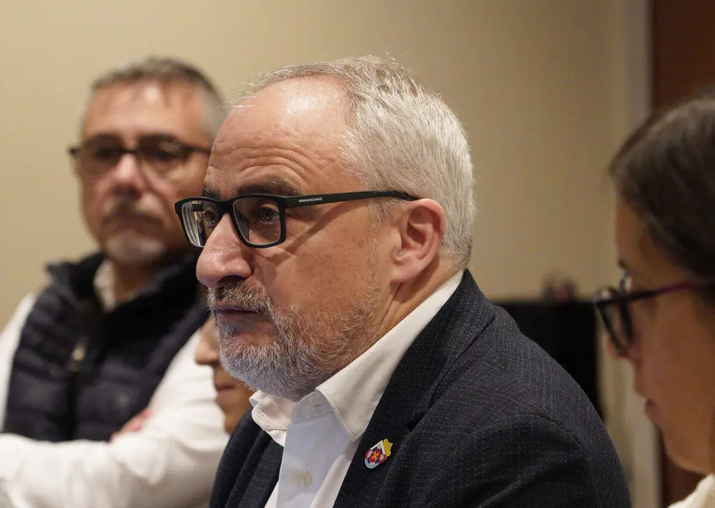 El portavoz del PSOE municipal de Ponferrada, Olegario Ram&oacute;n, junto a los ediles del grupo, durante el desayuno informativo para hacer balance del a&ntilde;o pol&iacute;tico