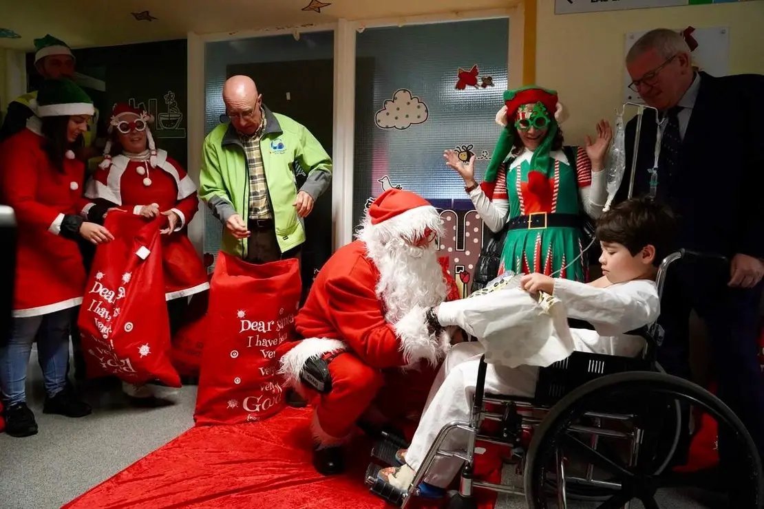 Visita de Pap&aacute; Noel al Hospital de Le&oacute;n organizada por la Delegaci&oacute;n de Participaci&oacute;n Ciudadana de la Polic&iacute;a Nacional y por la Asociaci&oacute;n Moteros Solidarios