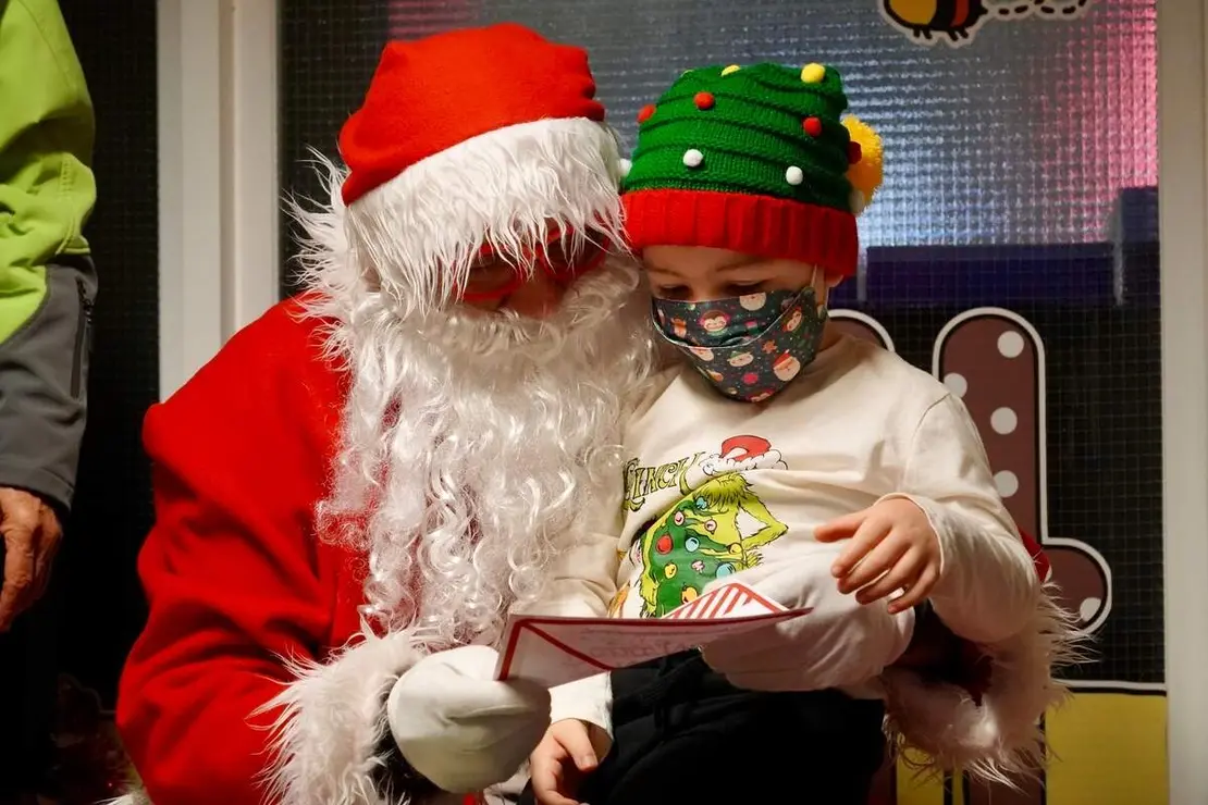 Visita de Pap&aacute; Noel al Hospital de Le&oacute;n organizada por la Delegaci&oacute;n de Participaci&oacute;n Ciudadana de la Polic&iacute;a Nacional y por la Asociaci&oacute;n Moteros Solidarios