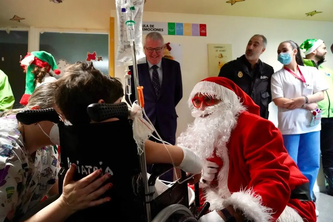 Visita de Pap&aacute; Noel al Hospital de Le&oacute;n organizada por la Delegaci&oacute;n de Participaci&oacute;n Ciudadana de la Polic&iacute;a Nacional y por la Asociaci&oacute;n Moteros Solidarios