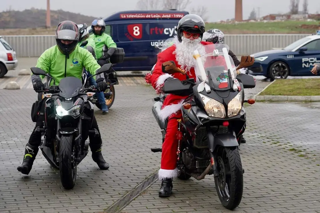 Visita de Pap&aacute; Noel al Hospital de Le&oacute;n organizada por la Delegaci&oacute;n de Participaci&oacute;n Ciudadana de la Polic&iacute;a Nacional y por la Asociaci&oacute;n Moteros Solidarios