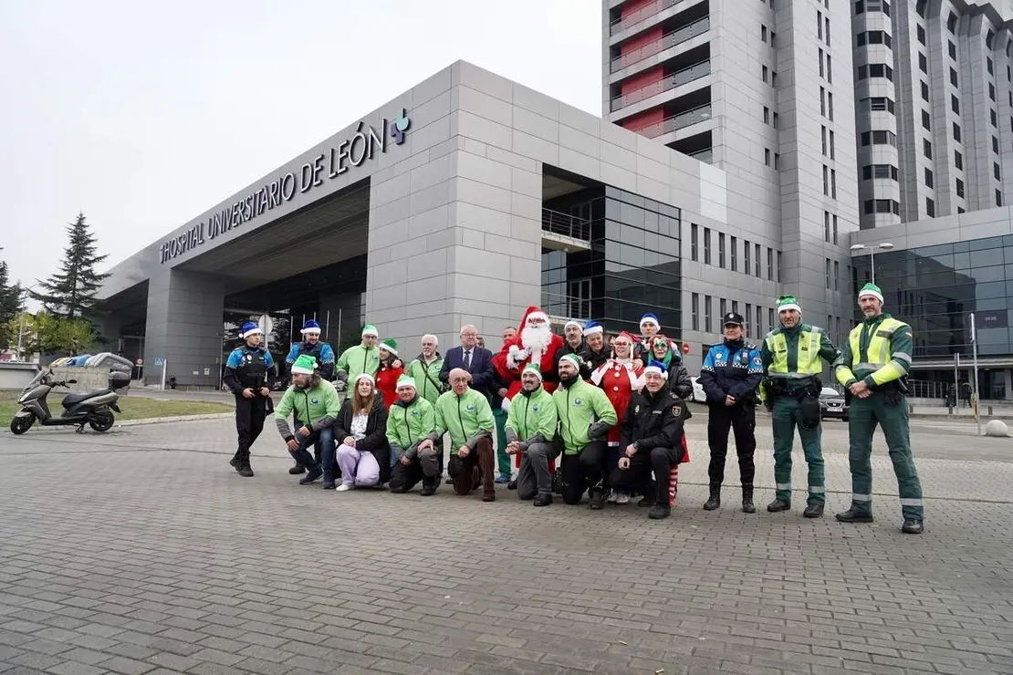 Visita de Pap&aacute; Noel al Hospital de Le&oacute;n organizada por la Delegaci&oacute;n de Participaci&oacute;n Ciudadana de la Polic&iacute;a Nacional y por la Asociaci&oacute;n Moteros Solidarios