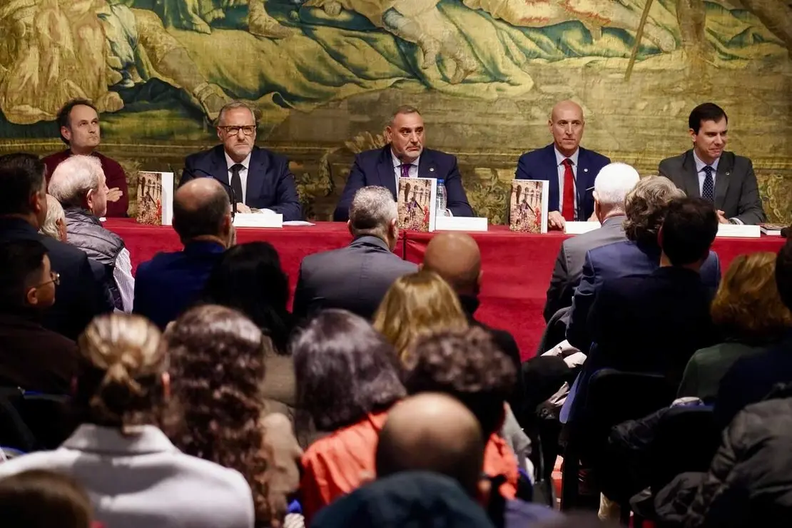 El presidente de las Cortes de Castilla y Le&oacute;n, Carlos Poll&aacute;n, y el alcalde de la capital leonesa, Jos&eacute; Antonio Diez, participan en la presentaci&oacute;n del libro &lsquo;Un paso de fe. Cr&oacute;nica de la peregrinaci&oacute;n del Nazareno a Roma&rsquo;, conmemorativo de la participaci&oacute;n de la Cofrad&iacute;a del Dulce Nombre de Jes&uacute;s Nazareno en el Jubileo de las Cofrad&iacute;as en Roma