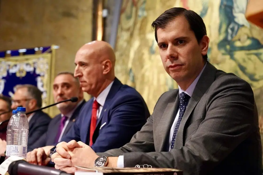 El presidente de las Cortes de Castilla y Le&oacute;n, Carlos Poll&aacute;n, y el alcalde de la capital leonesa, Jos&eacute; Antonio Diez, participan en la presentaci&oacute;n del libro &lsquo;Un paso de fe. Cr&oacute;nica de la peregrinaci&oacute;n del Nazareno a Roma&rsquo;, conmemorativo de la participaci&oacute;n de la Cofrad&iacute;a del Dulce Nombre de Jes&uacute;s Nazareno en el Jubileo de las Cofrad&iacute;as en Roma