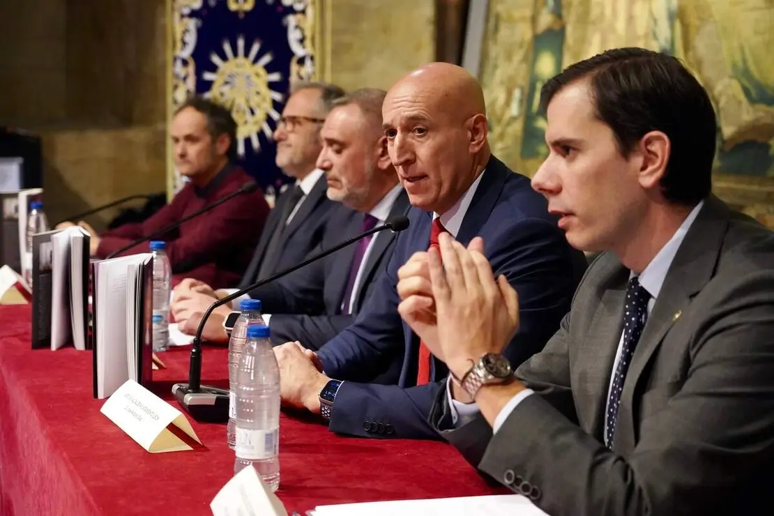 El presidente de las Cortes de Castilla y Le&oacute;n, Carlos Poll&aacute;n, y el alcalde de la capital leonesa, Jos&eacute; Antonio Diez, participan en la presentaci&oacute;n del libro &lsquo;Un paso de fe. Cr&oacute;nica de la peregrinaci&oacute;n del Nazareno a Roma&rsquo;, conmemorativo de la participaci&oacute;n de la Cofrad&iacute;a del Dulce Nombre de Jes&uacute;s Nazareno en el Jubileo de las Cofrad&iacute;as en Roma