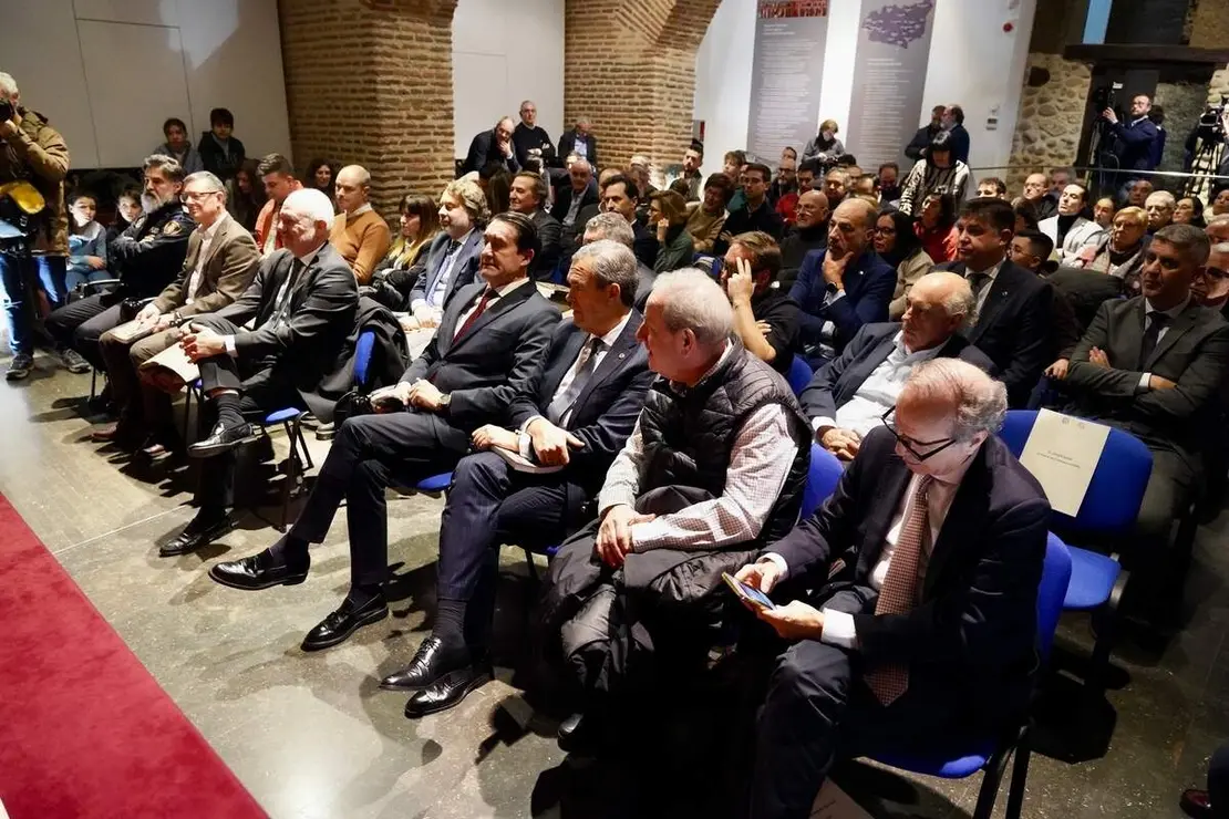 El presidente de las Cortes de Castilla y Le&oacute;n, Carlos Poll&aacute;n, y el alcalde de la capital leonesa, Jos&eacute; Antonio Diez, participan en la presentaci&oacute;n del libro &lsquo;Un paso de fe. Cr&oacute;nica de la peregrinaci&oacute;n del Nazareno a Roma&rsquo;, conmemorativo de la participaci&oacute;n de la Cofrad&iacute;a del Dulce Nombre de Jes&uacute;s Nazareno en el Jubileo de las Cofrad&iacute;as en Roma