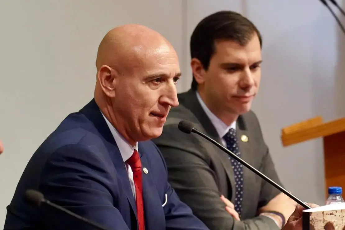 El presidente de las Cortes de Castilla y Le&oacute;n, Carlos Poll&aacute;n, y el alcalde de la capital leonesa, Jos&eacute; Antonio Diez, participan en la presentaci&oacute;n del libro &lsquo;Un paso de fe. Cr&oacute;nica de la peregrinaci&oacute;n del Nazareno a Roma&rsquo;, conmemorativo de la participaci&oacute;n de la Cofrad&iacute;a del Dulce Nombre de Jes&uacute;s Nazareno en el Jubileo de las Cofrad&iacute;as en Roma