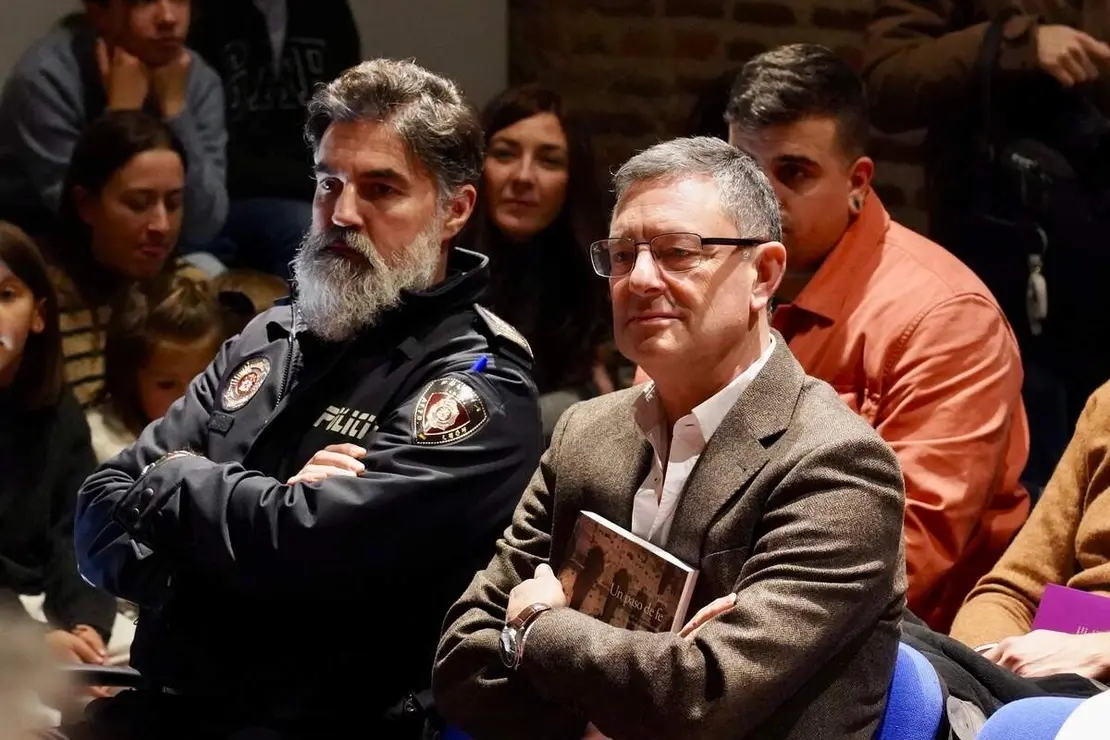 El presidente de las Cortes de Castilla y Le&oacute;n, Carlos Poll&aacute;n, y el alcalde de la capital leonesa, Jos&eacute; Antonio Diez, participan en la presentaci&oacute;n del libro &lsquo;Un paso de fe. Cr&oacute;nica de la peregrinaci&oacute;n del Nazareno a Roma&rsquo;, conmemorativo de la participaci&oacute;n de la Cofrad&iacute;a del Dulce Nombre de Jes&uacute;s Nazareno en el Jubileo de las Cofrad&iacute;as en Roma