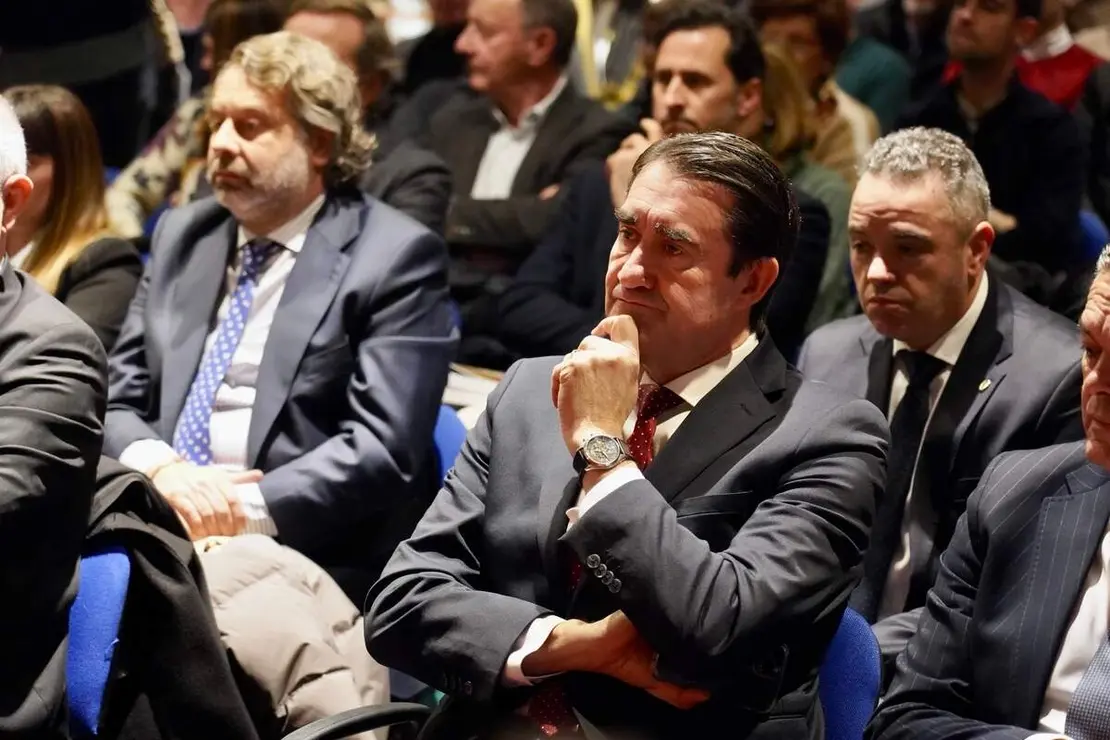 El presidente de las Cortes de Castilla y Le&oacute;n, Carlos Poll&aacute;n, y el alcalde de la capital leonesa, Jos&eacute; Antonio Diez, participan en la presentaci&oacute;n del libro &lsquo;Un paso de fe. Cr&oacute;nica de la peregrinaci&oacute;n del Nazareno a Roma&rsquo;, conmemorativo de la participaci&oacute;n de la Cofrad&iacute;a del Dulce Nombre de Jes&uacute;s Nazareno en el Jubileo de las Cofrad&iacute;as en Roma