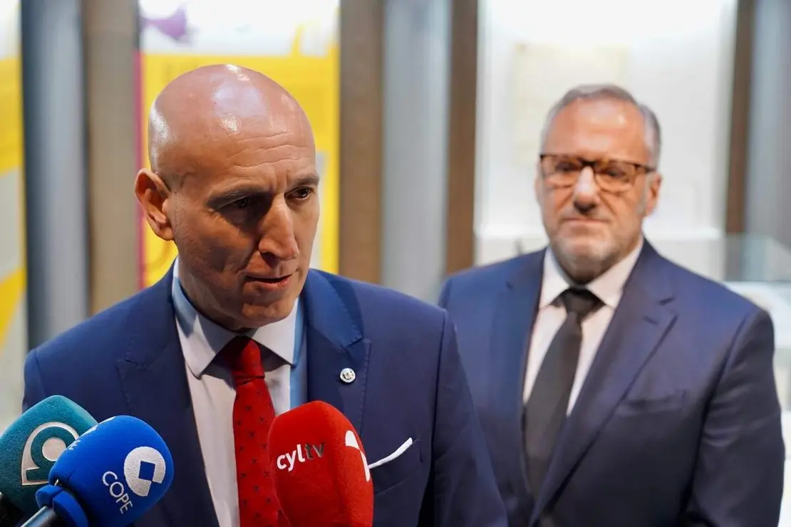 El presidente de las Cortes de Castilla y Le&oacute;n, Carlos Poll&aacute;n, y el alcalde de la capital leonesa, Jos&eacute; Antonio Diez, participan en la presentaci&oacute;n del libro &lsquo;Un paso de fe. Cr&oacute;nica de la peregrinaci&oacute;n del Nazareno a Roma&rsquo;, conmemorativo de la participaci&oacute;n de la Cofrad&iacute;a del Dulce Nombre de Jes&uacute;s Nazareno en el Jubileo de las Cofrad&iacute;as en Roma