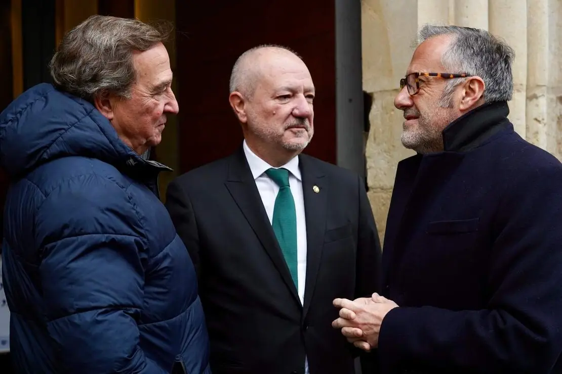 El presidente de las Cortes de Castilla y Le&oacute;n, Carlos Poll&aacute;n, y el alcalde de la capital leonesa, Jos&eacute; Antonio Diez, participan en la presentaci&oacute;n del libro &lsquo;Un paso de fe. Cr&oacute;nica de la peregrinaci&oacute;n del Nazareno a Roma&rsquo;, conmemorativo de la participaci&oacute;n de la Cofrad&iacute;a del Dulce Nombre de Jes&uacute;s Nazareno en el Jubileo de las Cofrad&iacute;as en Roma
