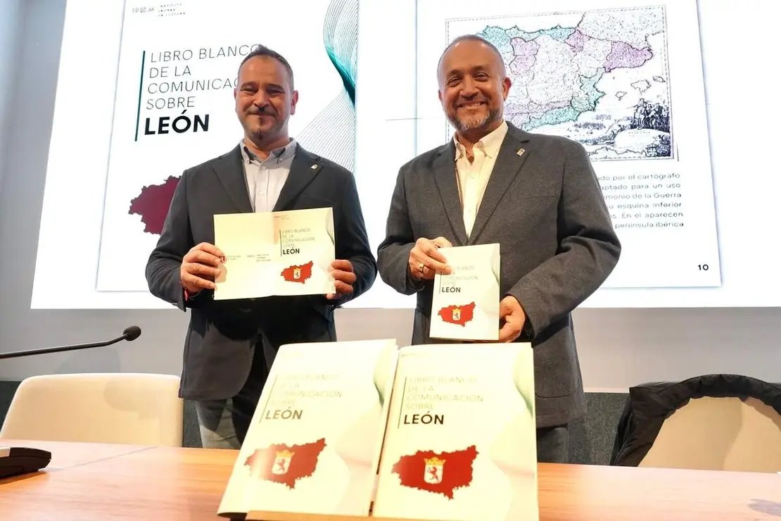 El presidente de la Diputaci&oacute;n de Le&oacute;n, Gerardo &Aacute;lvarez Courel, el diputado de Cultura, Arte y Patrimonio, Emilio Mart&iacute;nez, y el coordinador de Proyectos del ILC, Emilio Gancedo, presentan el &lsquo;Libro blanco de la comunicaci&oacute;n sobre Le&oacute;n&rsquo;