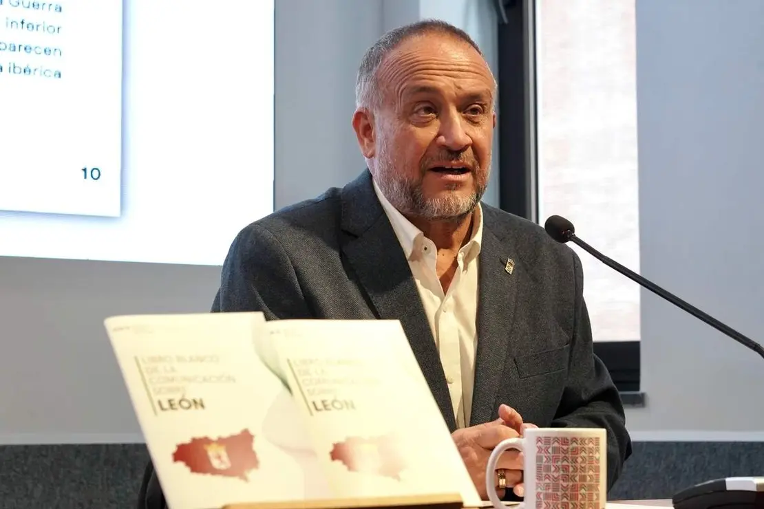 El presidente de la Diputaci&oacute;n de Le&oacute;n, Gerardo &Aacute;lvarez Courel, el diputado de Cultura, Arte y Patrimonio, Emilio Mart&iacute;nez, y el coordinador de Proyectos del ILC, Emilio Gancedo, presentan el &lsquo;Libro blanco de la comunicaci&oacute;n sobre Le&oacute;n&rsquo;