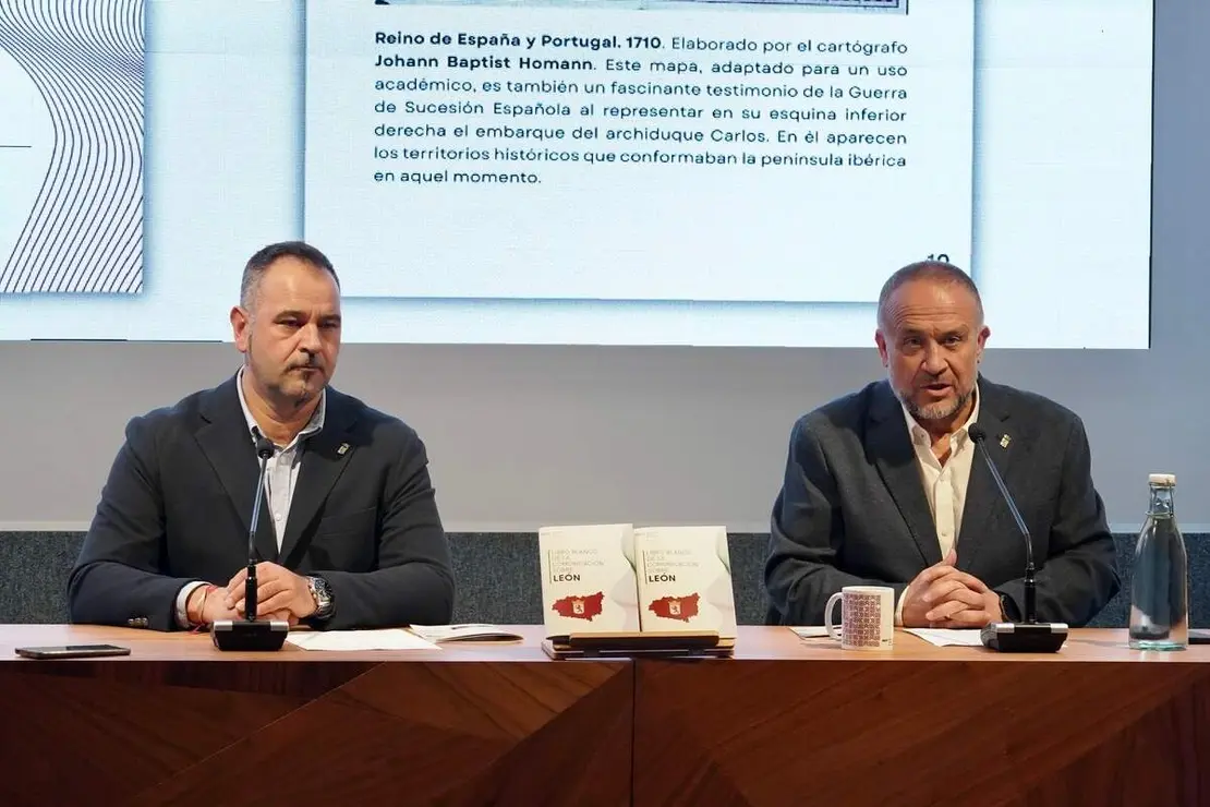 El presidente de la Diputaci&oacute;n de Le&oacute;n, Gerardo &Aacute;lvarez Courel, el diputado de Cultura, Arte y Patrimonio, Emilio Mart&iacute;nez, y el coordinador de Proyectos del ILC, Emilio Gancedo, presentan el &lsquo;Libro blanco de la comunicaci&oacute;n sobre Le&oacute;n&rsquo;