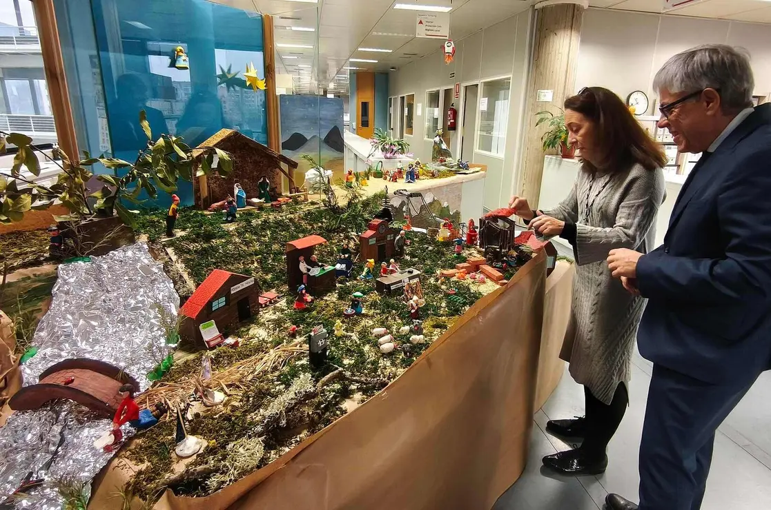 El delegado territorial de la Junta en Le&oacute;n, Eduardo Diego, ha visitado este martes los nacimientos tradicionales para desear felices fiestas a todos los trabajadores de esta administraci&oacute;n. Cada bel&eacute;n cuenta con su toque personal, empezando por el com&uacute;n de la Delegaci&oacute;n que trata de abarcar varios Servicios Territoriales.