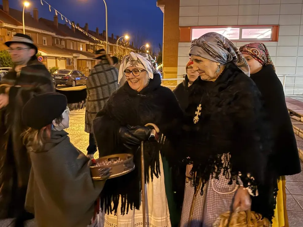 Trobajo del Camino se convirti&oacute; este martes en escenario de una de las tradiciones m&aacute;s singulares del imaginario leon&eacute;s con la celebraci&oacute;n de la cabalgata de la Vieja del Monte. Fotos: Isaac Llamazares | Ayuntamiento de San Andr&eacute;s