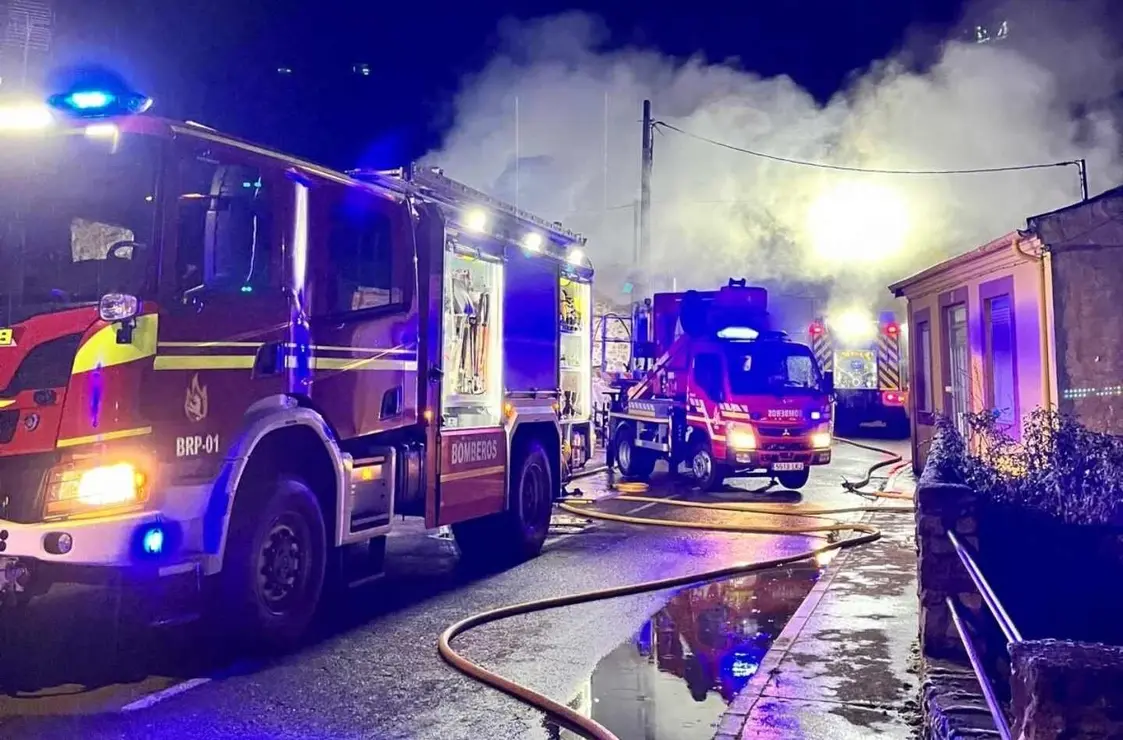 Dotaciones de los parques de bomberos de Celada y Valencia de Don Juan participaron en la extinci&oacute;n de un incendio declarado durante la pasada madrugada en Calzada de la Valder&iacute;a.