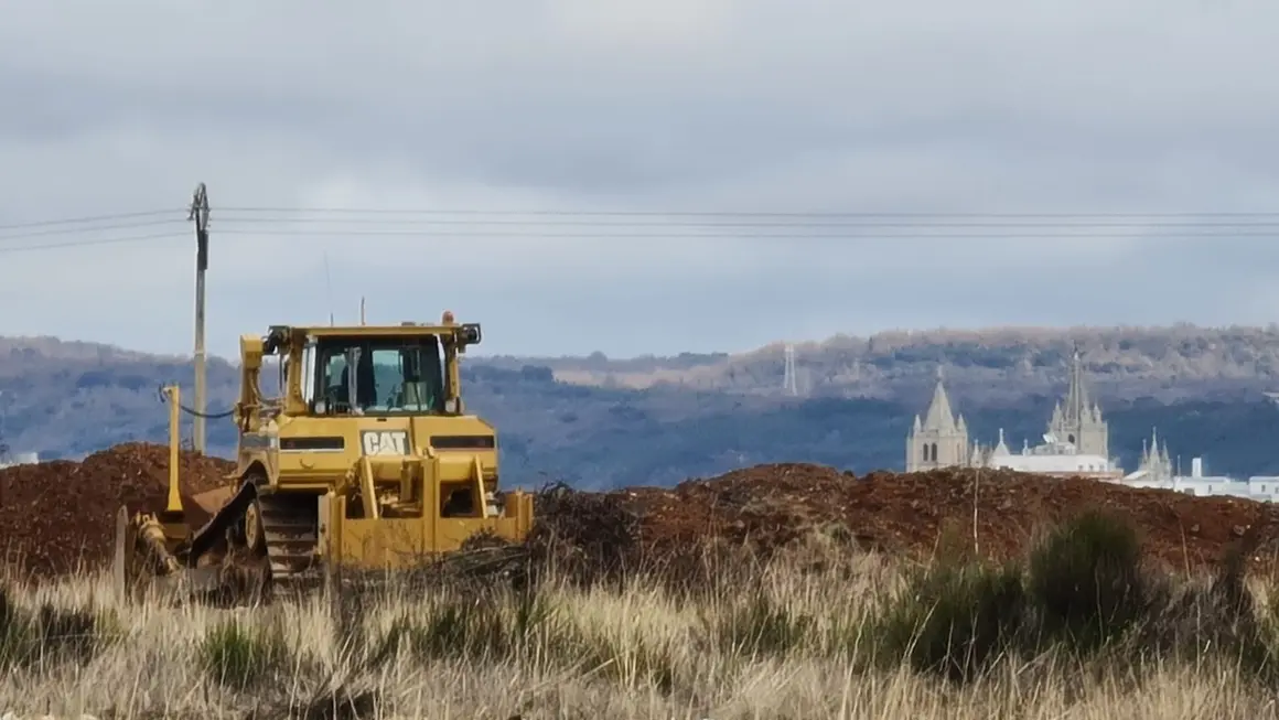 Le&oacute;n acelera su liderazgo biofarmac&eacute;utico mientras el Parque Tecnol&oacute;gico entra en plena ebullici&oacute;n y avanza la ampliaci&oacute;n de su suelo. En la imagen, obras de ampliaci&oacute;n del Parque Tecnol&oacute;gico en Le&oacute;n capital con maquinaria trabajando y la catedral de Le&oacute;n al fondo. Fotos: Heraldo de Le&oacute;n