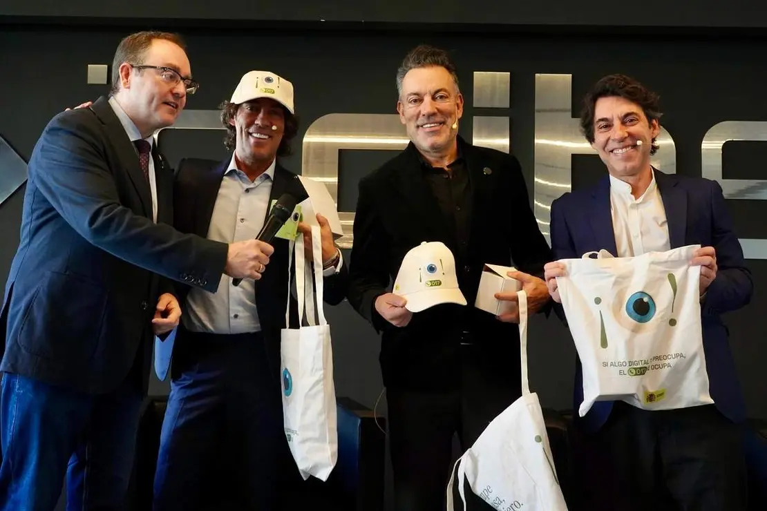 El Instituto Nacional de Ciberseguridad nombra Cibercooperante de Honor al grupo musical Caf&eacute; Quijano