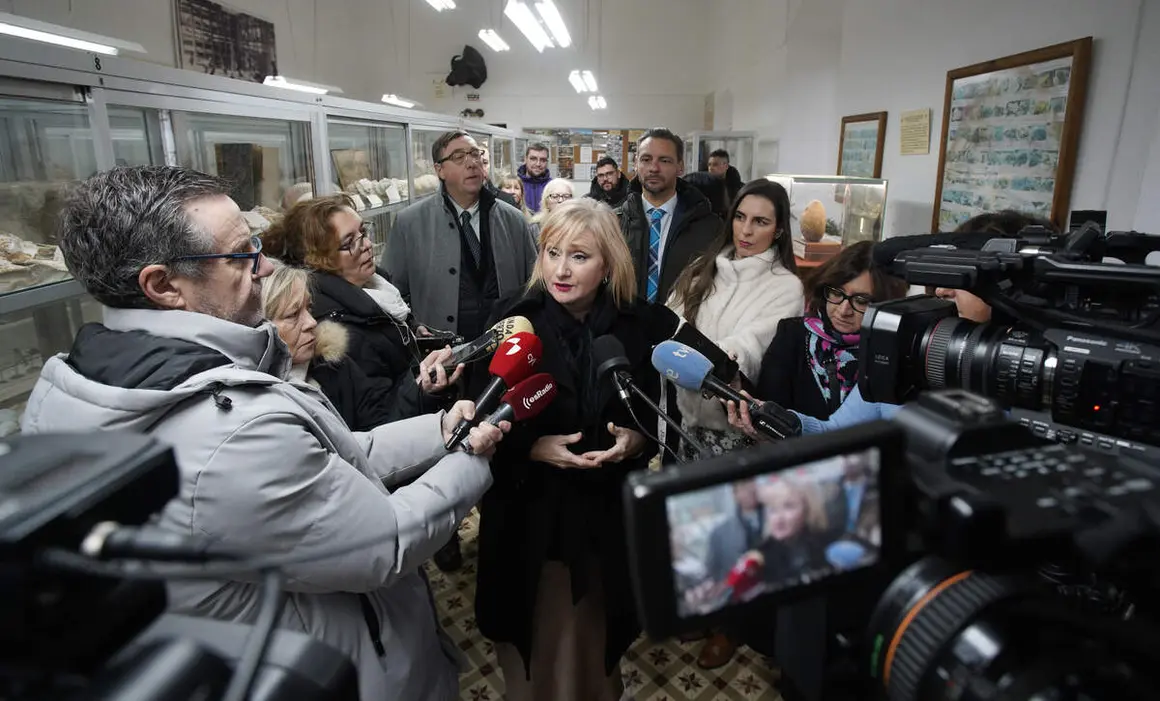 La consejera de Industria, Comercio y Empleo, Leticia Garc&iacute;a, durante su visita al Museo de Ciencias Naturales de Villafranca del Bierzo (Le&oacute;n), para informar de la resoluci&oacute;n definitiva del Programa Mixto de Empleo y Formaci&oacute;n del pr&oacute;ximo a&ntilde;o