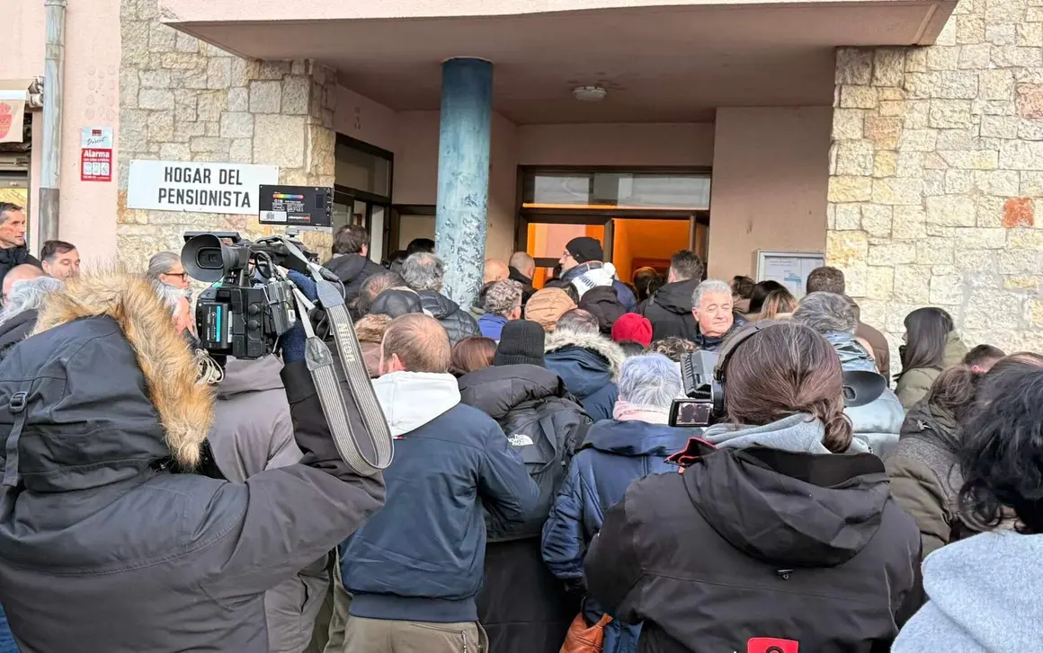 Tensi&oacute;n, inquietud, indignaci&oacute;n y, sobre todo, mucho enfado. As&iacute; ha comenzado este viernes por la tarde la reuni&oacute;n convocada en el Ayuntamiento de Villaman&iacute;n para aclarar lo sucedido con las participaciones del n&uacute;mero 79.432, agraciado con El Gordo de la Loter&iacute;a de Navidad. Fotos: Tin&iacute;n