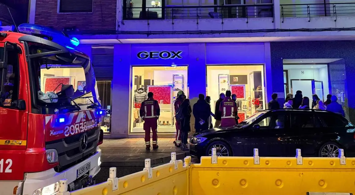 Bomberos de Le&oacute;n han intervenido este viernes, pasadas las 18:30 horas, tras recibirse un aviso por una posible presencia de humo en la calle Alc&aacute;zar de Toledo. Los alertantes advert&iacute;an de un intenso olor a pl&aacute;stico quemado en el n&uacute;mero 14 de la citada v&iacute;a. Fotos: S. Garc&iacute;a