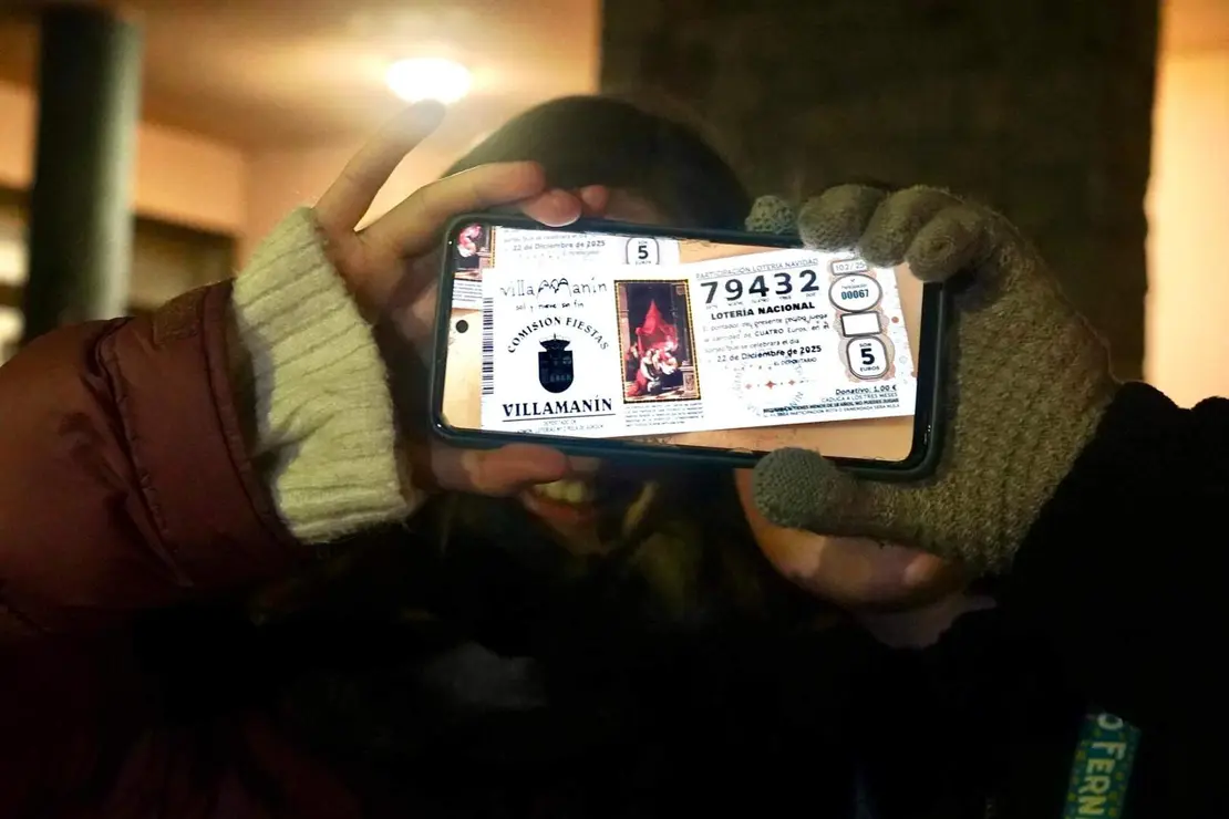 Reuni&oacute;n entre la Comisi&oacute;n de Fiestas de Villaman&iacute;n y los vecinos premiados con el gordo de la Loter&iacute;a de Navidad. Foto: Campillo