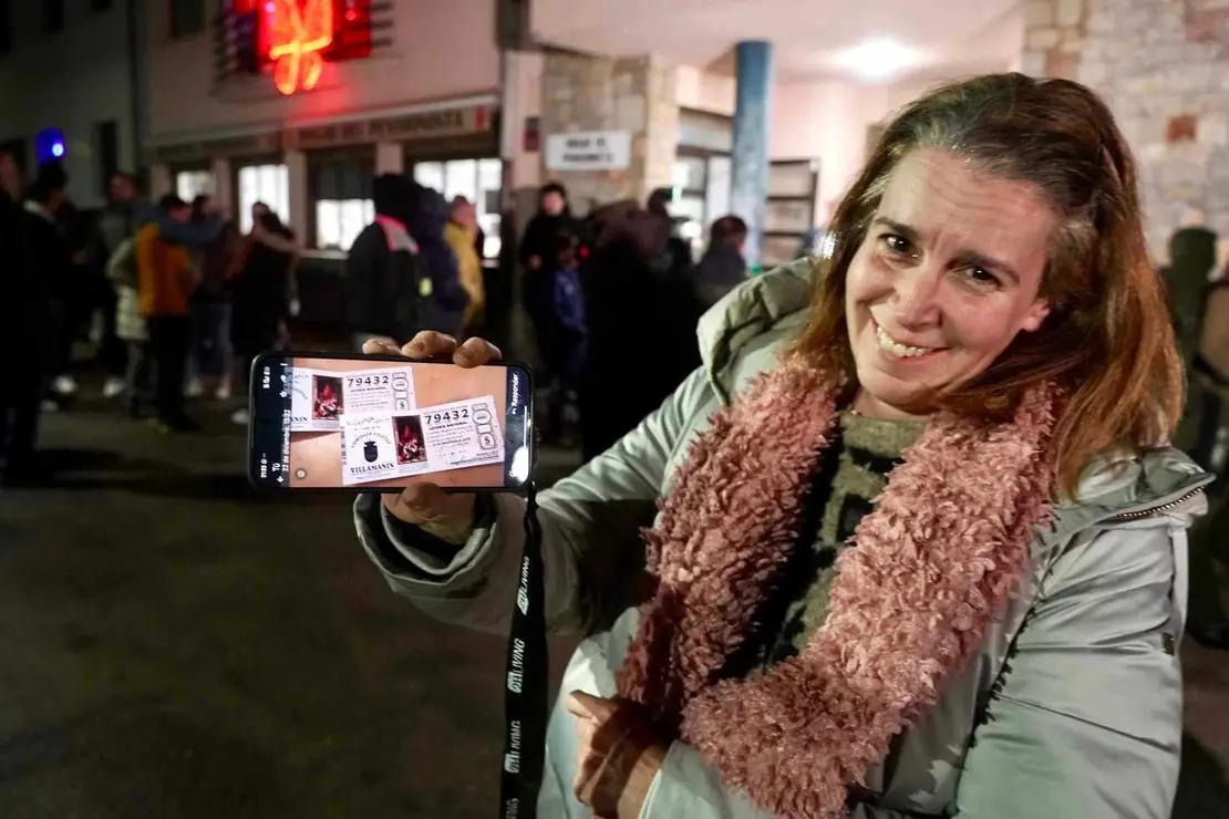 Reuni&oacute;n entre la Comisi&oacute;n de Fiestas de Villaman&iacute;n y los vecinos premiados con el gordo de la Loter&iacute;a de Navidad.