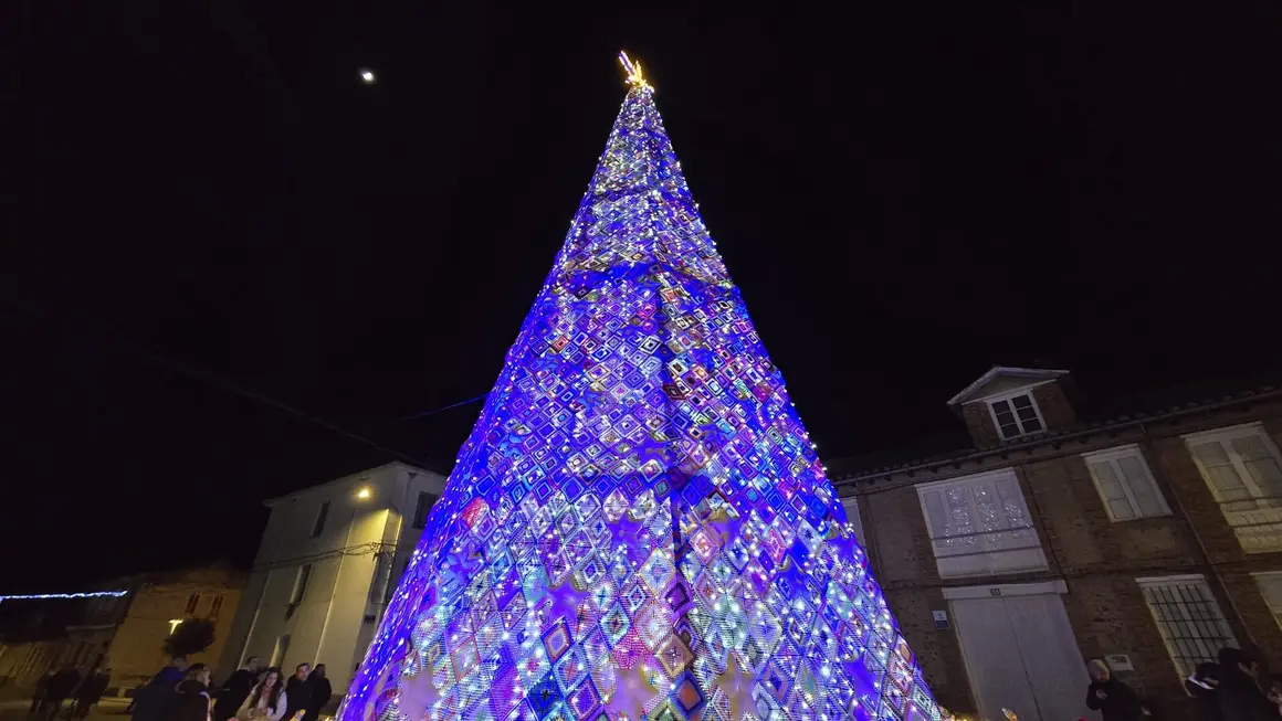 Villoria de &Oacute;rbigo se llena de Navidad con su &aacute;rbol de ganchillo, un espectacular bel&eacute;n, cientos de creaciones manuales y una decoraci&oacute;n &uacute;nica de la localidad. Fotos Carlos Calvo (9)