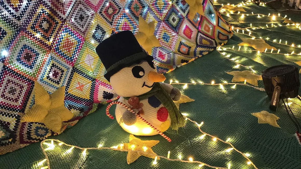 Villoria de &Oacute;rbigo se llena de Navidad con su &aacute;rbol de ganchillo, un espectacular bel&eacute;n, cientos de creaciones manuales y una decoraci&oacute;n &uacute;nica de la localidad. Fotos Carlos Calvo (8)