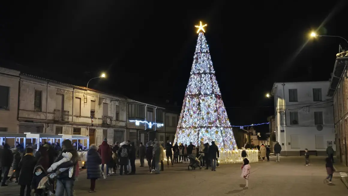 Villoria de &Oacute;rbigo se llena de Navidad con su &aacute;rbol de ganchillo, un espectacular bel&eacute;n, cientos de creaciones manuales y una decoraci&oacute;n &uacute;nica de la localidad. Fotos Carlos Calvo (10)