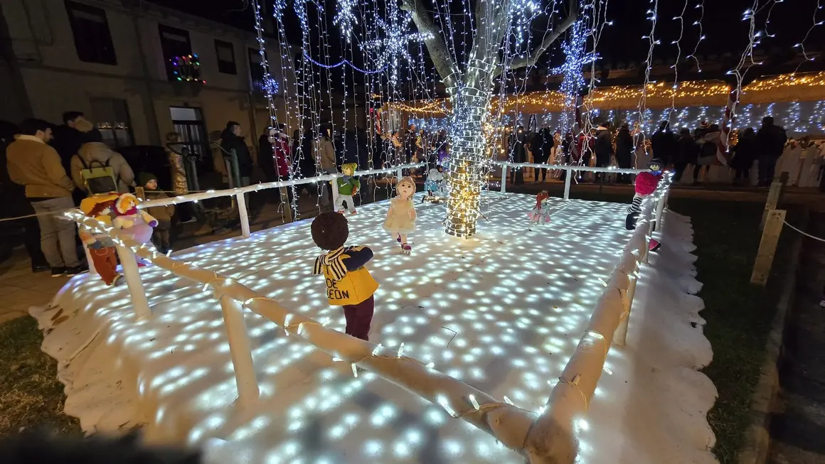 Villoria de &Oacute;rbigo se llena de Navidad con su &aacute;rbol de ganchillo, un espectacular bel&eacute;n, cientos de creaciones manuales y una decoraci&oacute;n &uacute;nica de la localidad. Fotos Carlos Calvo (14)
