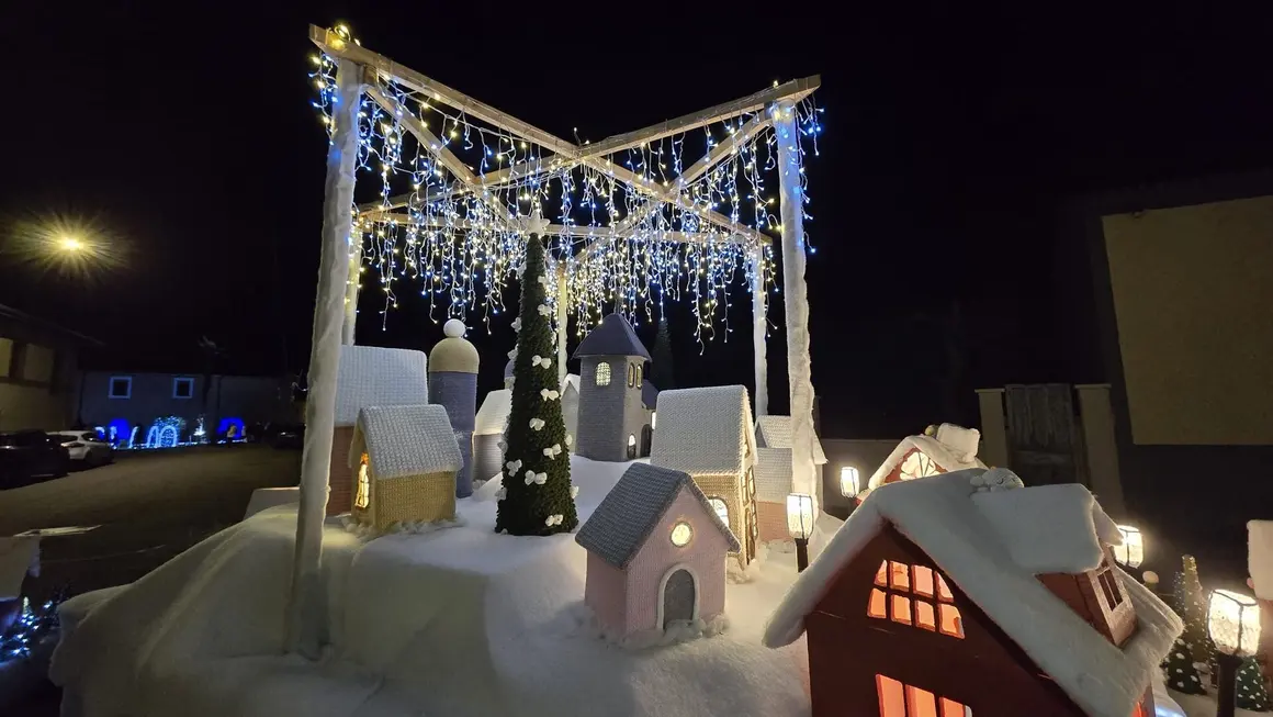 Villoria de &Oacute;rbigo se llena de Navidad con su &aacute;rbol de ganchillo, un espectacular bel&eacute;n, cientos de creaciones manuales y una decoraci&oacute;n &uacute;nica de la localidad. Fotos Carlos Calvo (19)