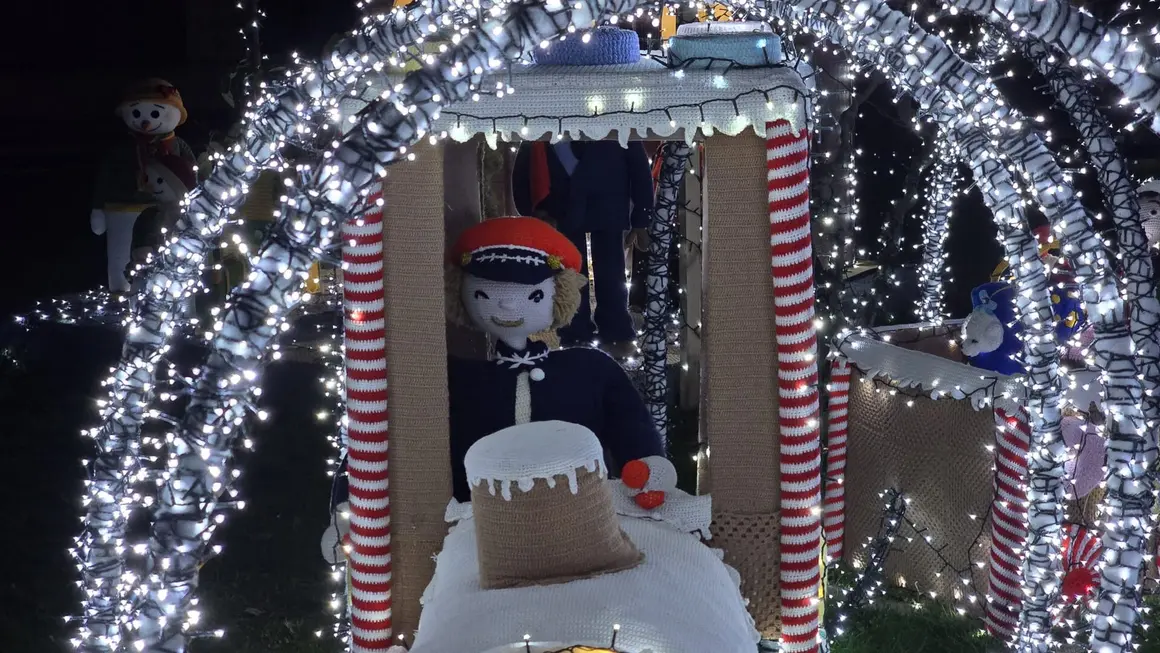 Villoria de &Oacute;rbigo se llena de Navidad con su &aacute;rbol de ganchillo, un espectacular bel&eacute;n, cientos de creaciones manuales y una decoraci&oacute;n &uacute;nica de la localidad. Fotos Carlos Calvo (22)