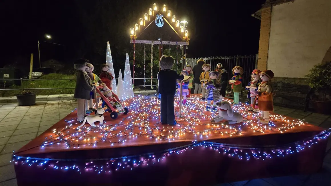 Villoria de &Oacute;rbigo se llena de Navidad con su &aacute;rbol de ganchillo, un espectacular bel&eacute;n, cientos de creaciones manuales y una decoraci&oacute;n &uacute;nica de la localidad. Fotos Carlos Calvo (29)