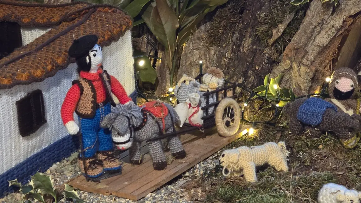 Villoria de &Oacute;rbigo se llena de Navidad con su &aacute;rbol de ganchillo, un espectacular bel&eacute;n, cientos de creaciones manuales y una decoraci&oacute;n &uacute;nica de la localidad. Fotos Carlos Calvo (34)