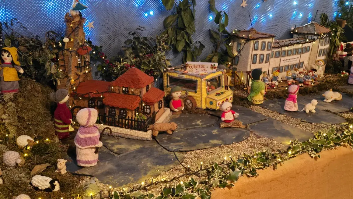 Villoria de &Oacute;rbigo se llena de Navidad con su &aacute;rbol de ganchillo, un espectacular bel&eacute;n, cientos de creaciones manuales y una decoraci&oacute;n &uacute;nica de la localidad. Fotos Carlos Calvo (35)